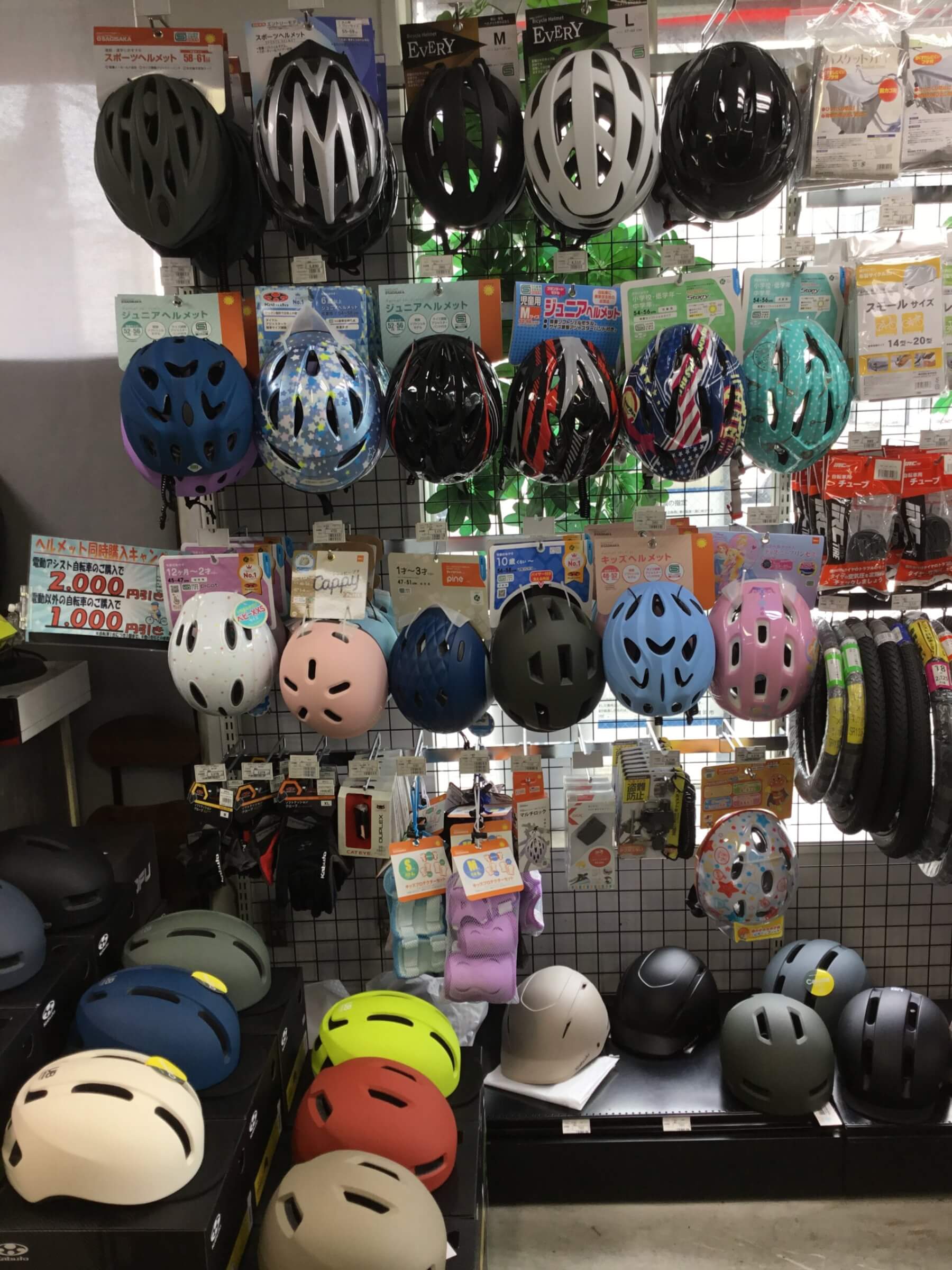 中山店、ただいまヘルメットの品ぞろえが充実しております！